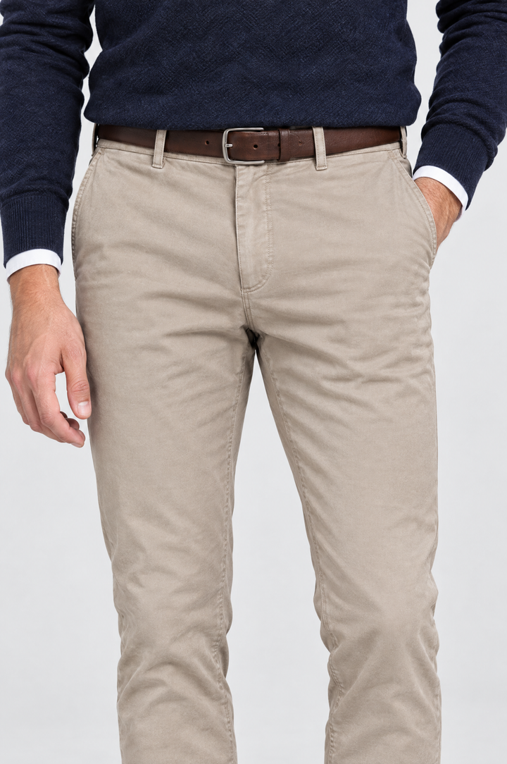 The Putney Slim Chino in Stone, close-up detail